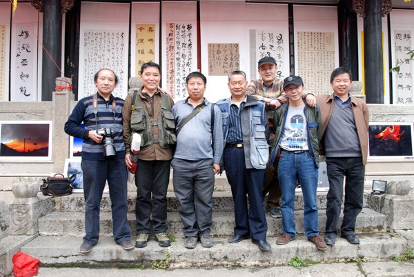 两地摄影协会部分会员合影。