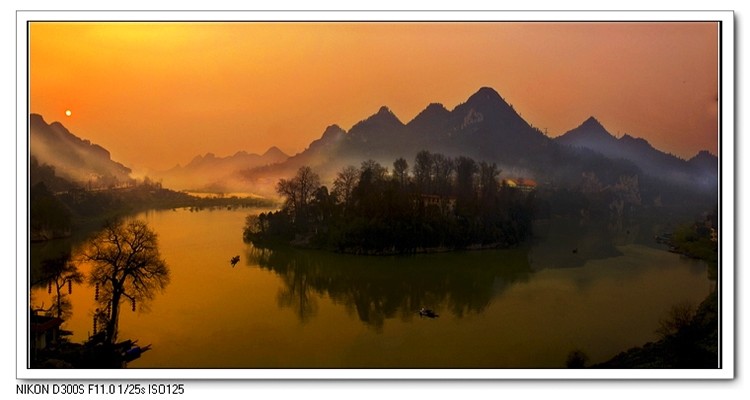 日出碧江披彩霞