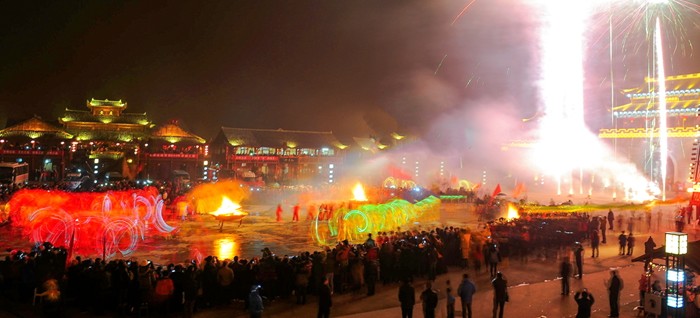 锦江河畔金龙飞舞接银蛇，大明边城锣鼓喧天过大年。