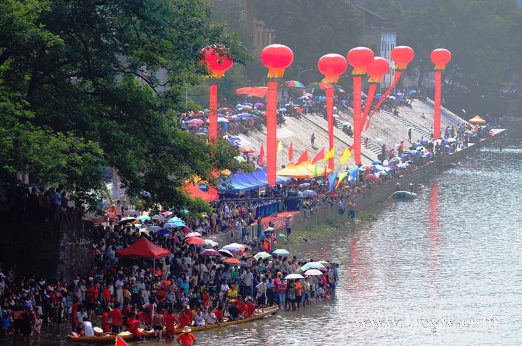 贵州铜仁市坝黄镇传统龙舟赛掠影