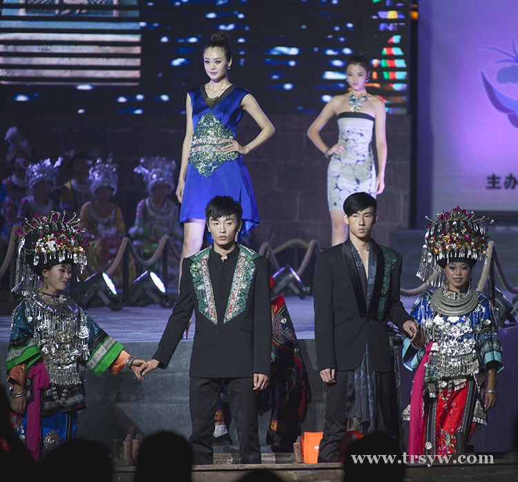 凤凰沱江时装秀