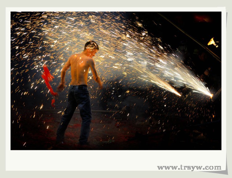 炸龙 ——土家人的狂欢节