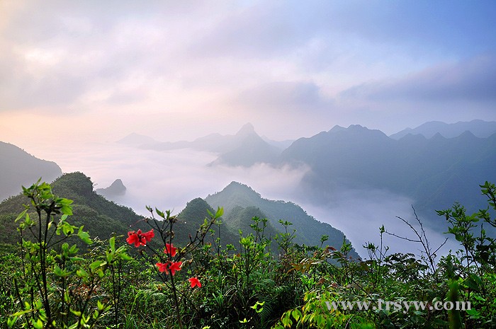 雾锁中华山与睡美人山