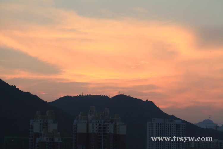 日落西山红霞飞
